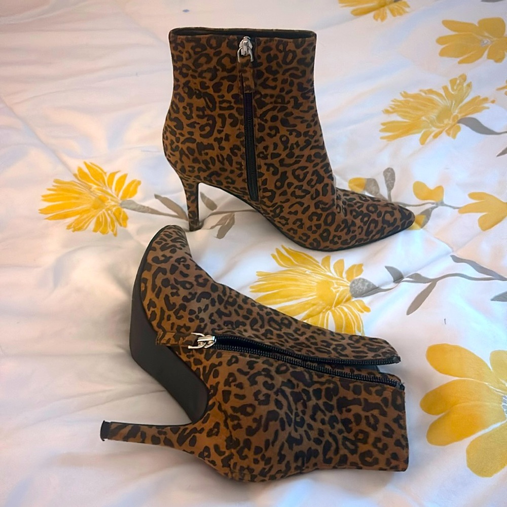 It is a beautiful tiger boot high heel